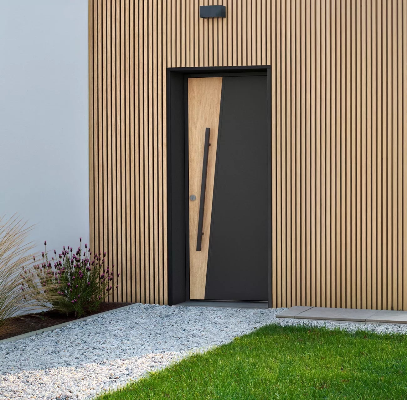 kline_porte_entree_pleine_moderne_aluminium_surface_pilastre_decor_chene_gris_jonc_noir_int_blanc_sa